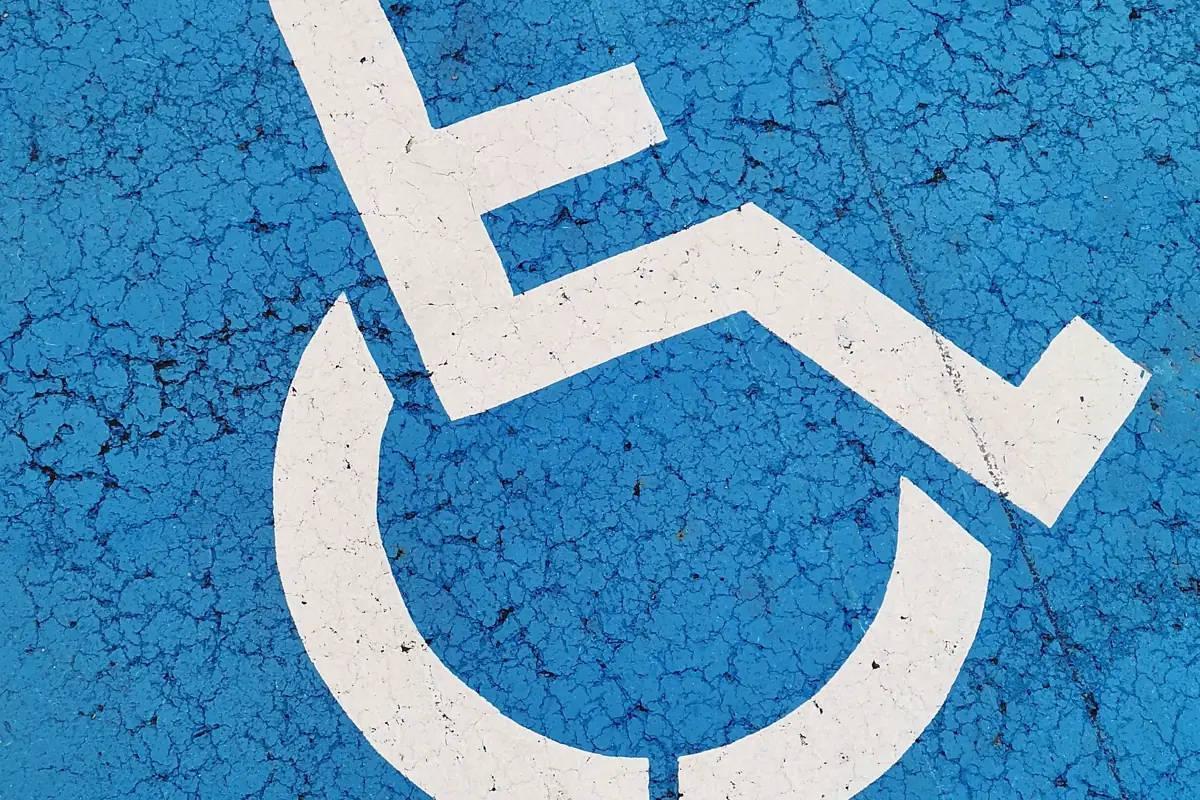 Vaga de estacionamento demarcada com o símbolo internacional de acesso para pessoa com deficiência