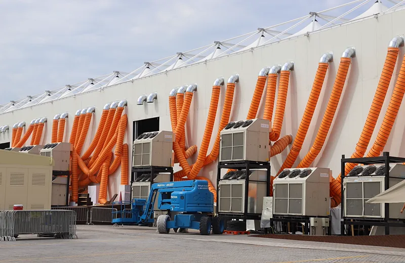 Conjunto de unidades condensadoras de climatização instaladas na lateral de galpão industrial