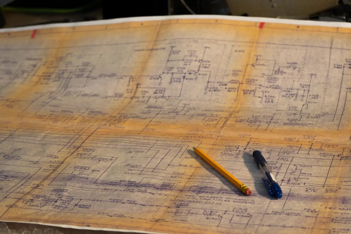 Projeto elétrico impresso em papel com lápis e caneta sobre as folhas