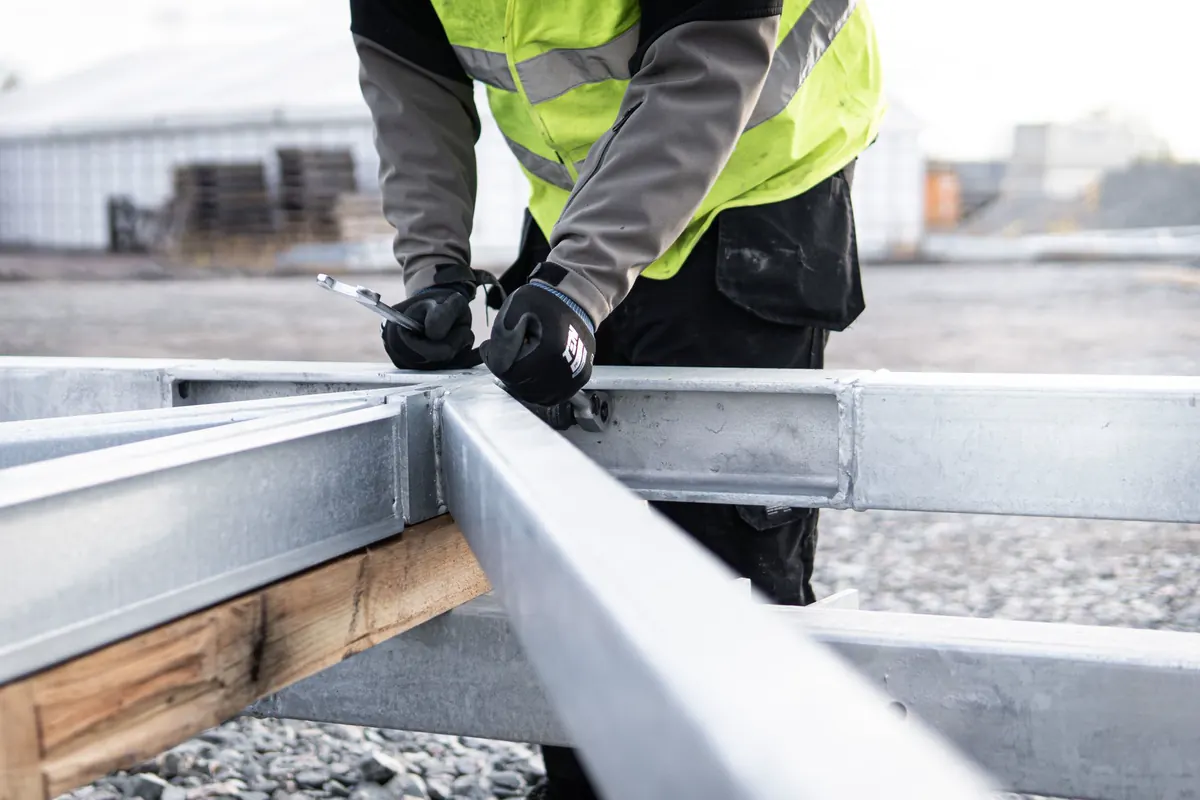 Perfis galvanizados fixados em estrutura metálica