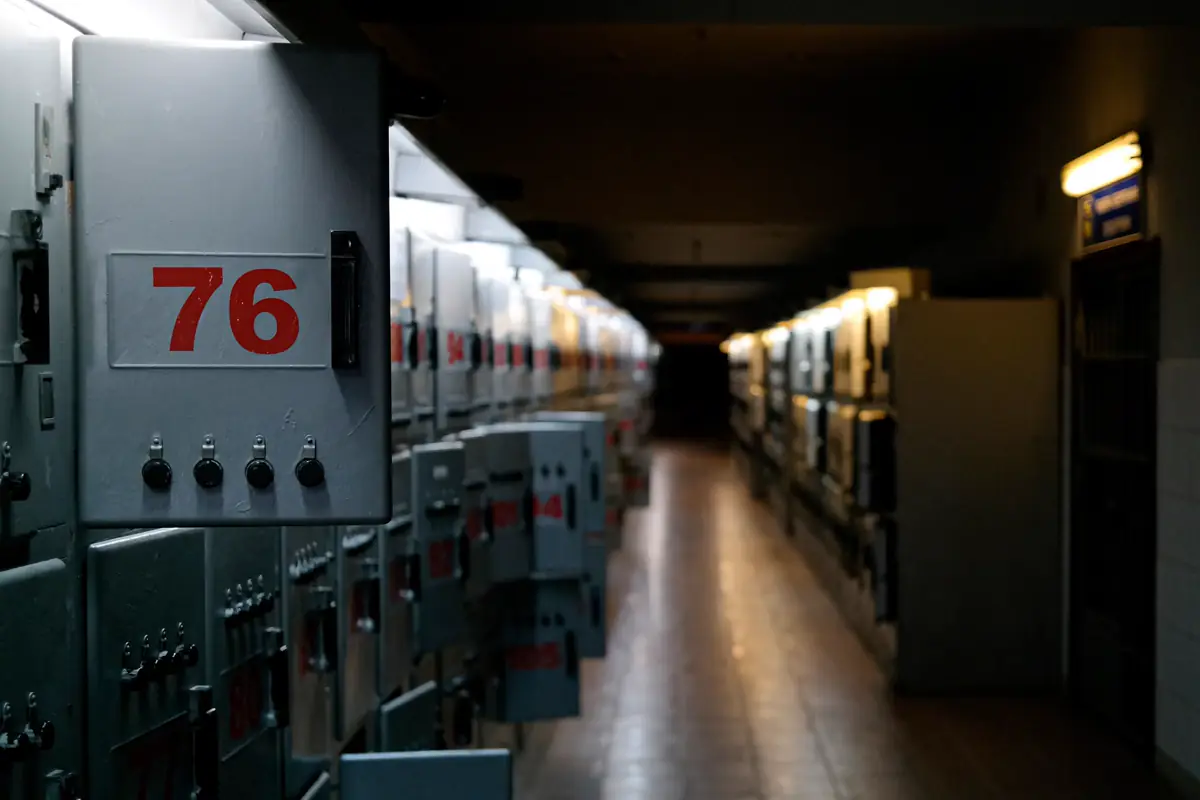 Corredor de sala elétrica com painéis numerados dos dois lados