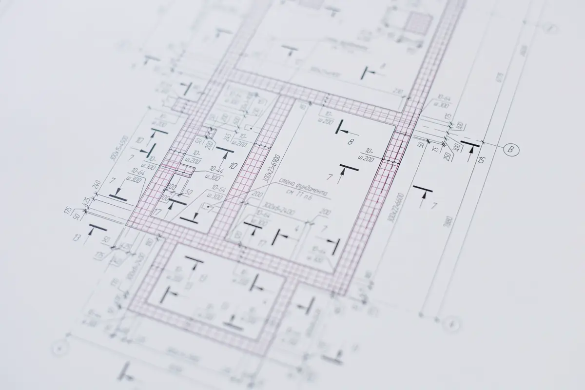 Planta técnica de um pavimento com eixos e marcações impressa em papel branco