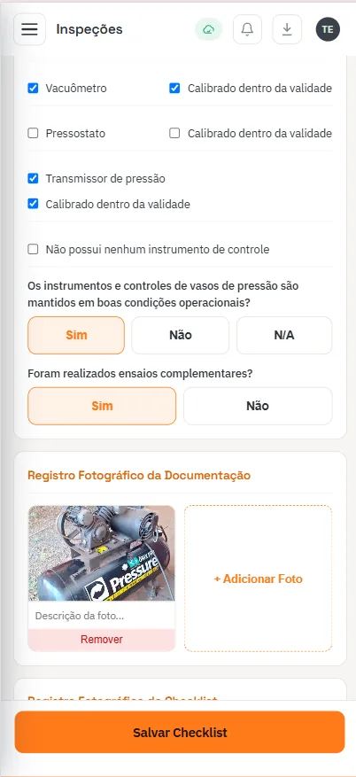 Checklist de inspeção do Sistema NR13 aberto no celular, com marcação de instrumentos de controle, perguntas de condição operacional e registro fotográfico